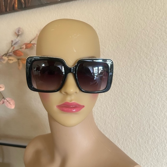 Oversized Elegant Black Sunglasses with Mini Gold Beaded Accents New with case - Picture 10 of 16